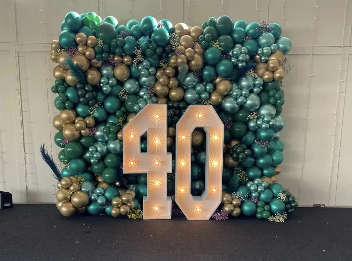 Large illuminated Instapic milestone numbers